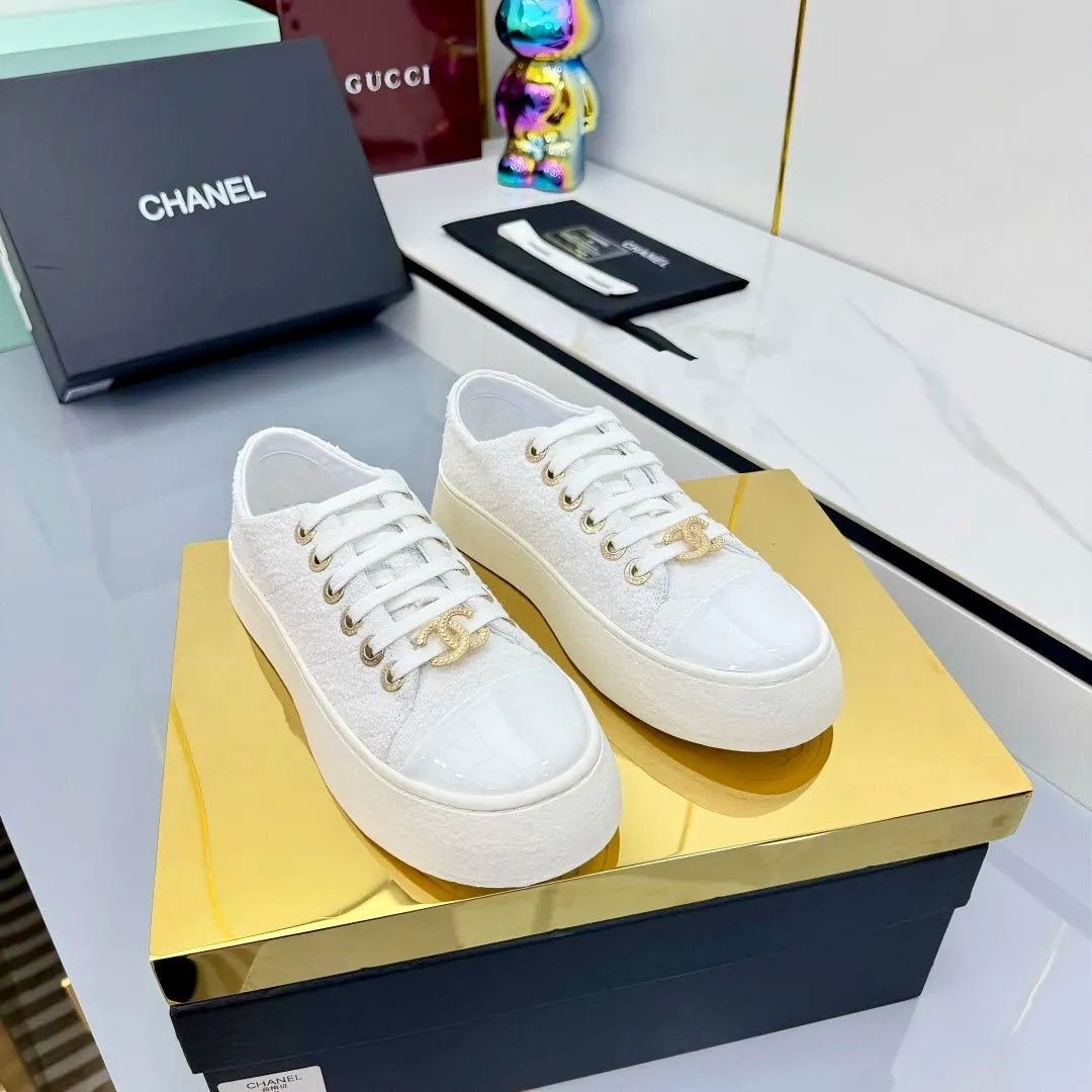 👟👟Ex-factory price 520👟👟 Top-quality cloth-covered version, original quality! ! ! Chanel Chanel - 2025 biscuit shoes, the top casual sports shoes in the counter, this classic design; the upper is electro-embroidered with a variety of craftsmanship; the outsole is fashionable and sporty; the extraordinary inclusion of a variety of color elements... The diversified mix and match is very good-looking and versatile, casual, fashionable, sports, and outdoor can be taken into account... ꫛꫀꪝ Go➫ Material: ❶Upper: Original first-layer cowhide ❷Inner: Sheepskin ❸Outsole is based on: Original TPU combination outsole. Full set of boutique packaging for women 35–40-41. Customized. Non-refundable. 👉